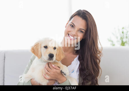 Glückliche junge Frau mit Welpen spielen Stockfoto