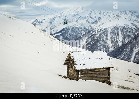 Kleines Häuschen in den Bergen Stockfoto