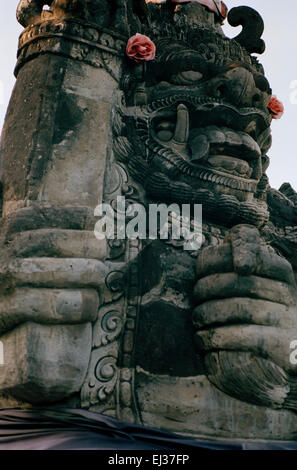 Hinduistische Skulptur Kunst in Denpasar auf Bali in Indonesien in Südostasien. Reisen Religion religiöse Blume Carving Geschichte Beauty Beast Stein Stockfoto