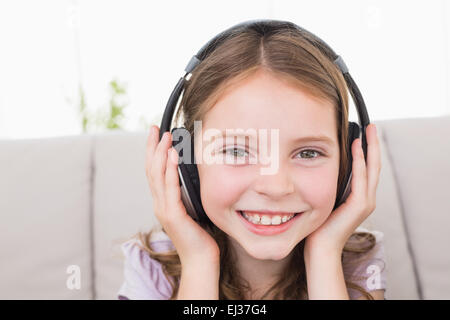 Glückliches Mädchen hören von Musik über Kopfhörer Stockfoto