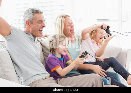 Familie Videospiel sitzend auf sofa Stockfoto