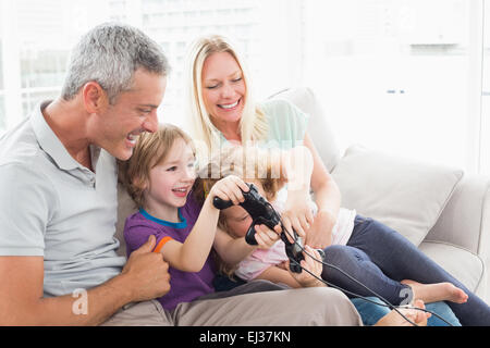 Eltern, die Kinder spielen Videospiel zu betrachten Stockfoto