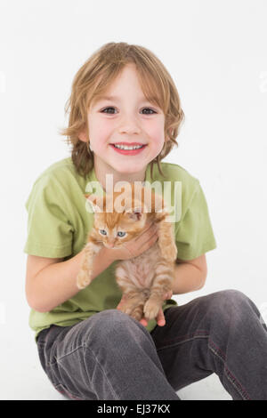 Porträt von glücklich süsser Boy Holding Kätzchen Stockfoto