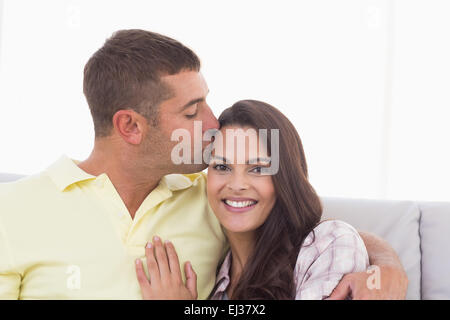 Glückliche Frau wird von Mann geküsst Stockfoto