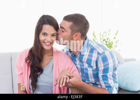 Mann küssen Trägerin Verlobungsring Stockfoto