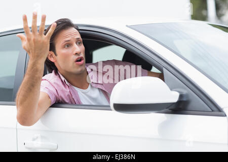 Junger Mann erlebt Wut im Straßenverkehr Stockfoto