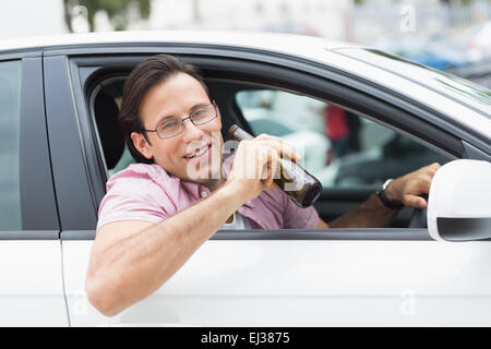 Menschen trinken Bier während der Fahrt Stockfoto