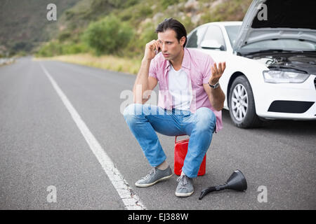 Mann nach einer Panne Stockfoto