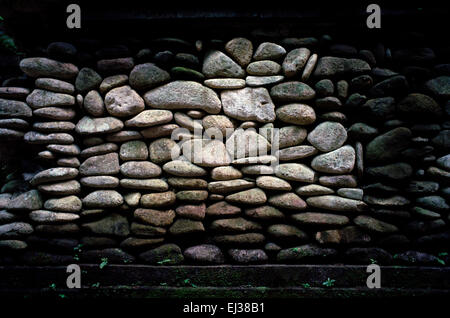 Reisen Fotografie - eine Steinmauer in Ubud auf Bali in Indonesien in Südostasien im Fernen Osten. Abstrakte Kunst Gebäude Stockfoto