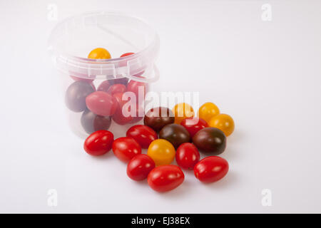 Eimer und bunte Kirschtomaten. Isoliert auf weißem Hintergrund Stockfoto