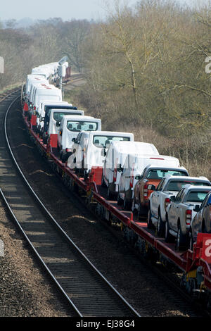 Trainieren Sie mit neuen Ford PKW und Transporter bei Hatton Bank, Warwickshire, UK Stockfoto