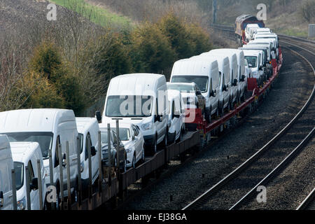 Trainieren Sie mit neuen Ford PKW und Transporter bei Hatton Bank, Warwickshire, UK Stockfoto