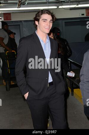 New York, NY, USA. 20. März 2015. RJ Mitte unterwegs für Promi-Schnappschüsse - Fr, New York, NY 20. März 2015. Bildnachweis: Derek Sturm/Everett Collection/Alamy Live-Nachrichten Stockfoto