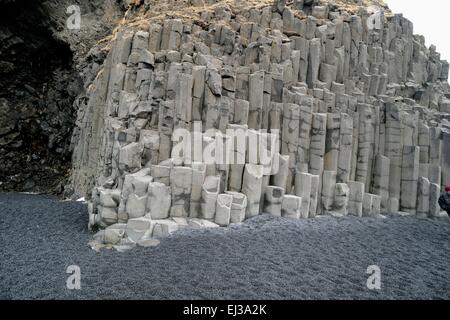 Vulkanische Basaltsäulen auf Island beach Stockfoto