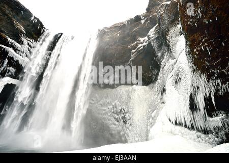 Skogafoss Wasserfall Island im Schnee im winter Stockfoto