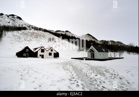 Traditionelle Island historische Häuser und Kirche in Skogar Museum Island im winter Stockfoto