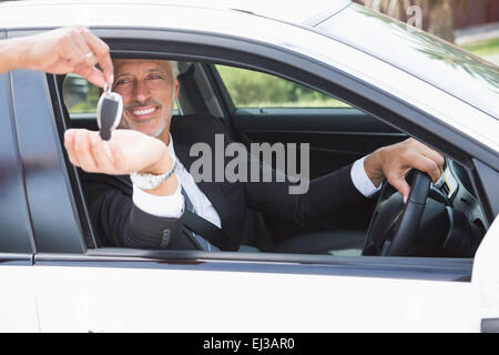 Gut aussehend Geschäftsmann in den Fahrersitz Stockfoto