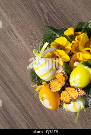 Ostereier mit Schmetterling in einem Korb Stockfoto