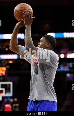 Philadelphia, Pennsylvania, USA. 20. März 2015. New York Knicks Guard Ricky Ledo (11) schießt den Ball während der Warm-ups vor dem NBA-Spiel zwischen den New York Knicks und die Philadelphia 76ers im Wells Fargo Center in Philadelphia, Pennsylvania. Bildnachweis: Cal Sport Media/Alamy Live-Nachrichten Stockfoto