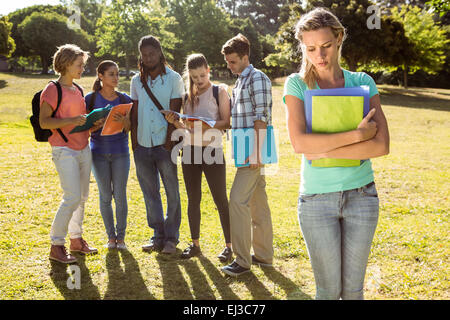 Schüler, die gemobbt von einer Gruppe von Studenten Stockfoto