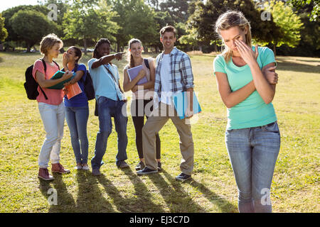 Schüler, die gemobbt von einer Gruppe von Studenten Stockfoto