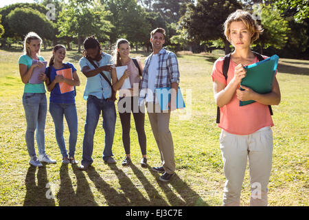 Schüler, die gemobbt von einer Gruppe von Studenten Stockfoto