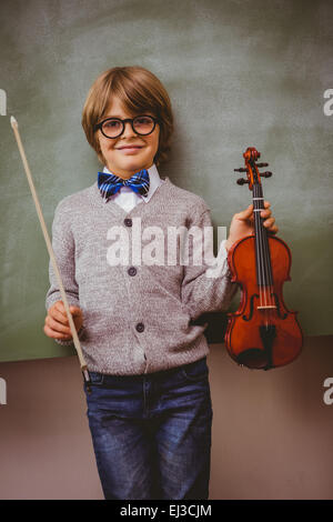 Porträt von niedlichen kleinen Jungen halten Violine Stockfoto