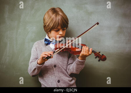 Porträt von niedlichen kleinen Jungen spielt Geige Stockfoto