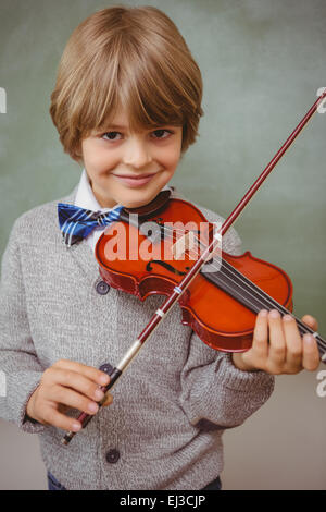 Porträt von niedlichen kleinen Jungen spielt Geige Stockfoto