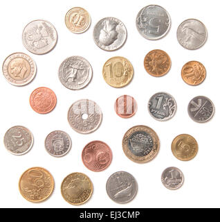 Verschiedene Münzen aus verschiedenen Ländern isoliert auf weiß Stockfoto