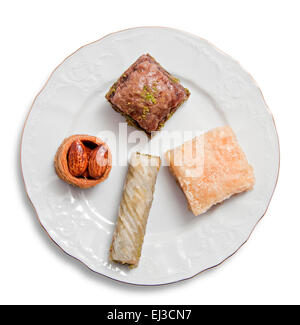 Platte mit verschiedenen türkischen Baklava isoliert auf weißem Hintergrund Stockfoto