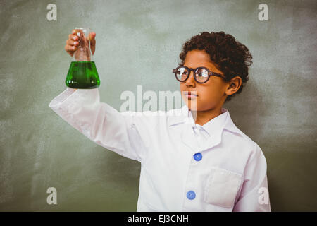 Bboy holding konischen Kolben im Klassenzimmer Stockfoto