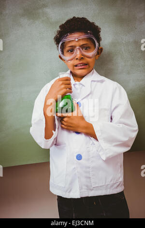 Junge mit konischen Kolben im Klassenzimmer Stockfoto