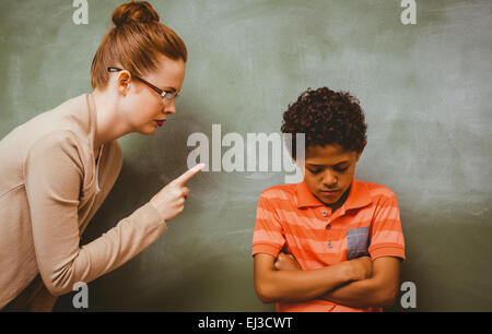 Lehrer anschreien junge im Klassenzimmer Stockfoto