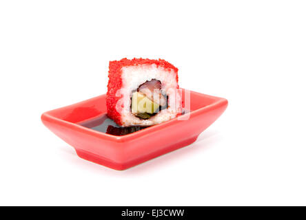Sushi-Rolle in Soja-Sauce, isoliert auf weiß getaucht Stockfoto