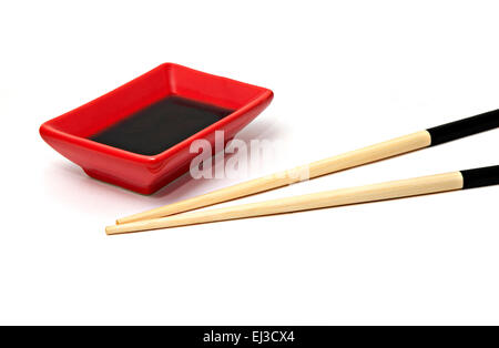 Sushi-Untertasse und hölzerne Stäbchen isoliert auf weiß Stockfoto