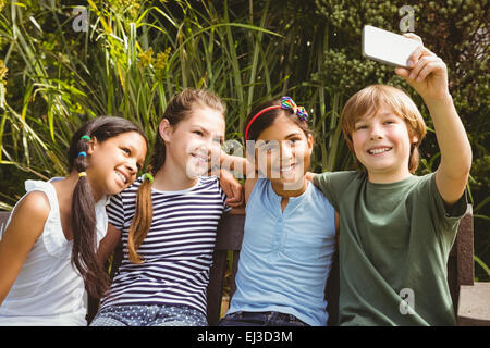 Glückliche Kinder nehmen Selfie im park Stockfoto