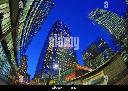 Bürogebäude und Wolkenkratzer, darunter One Canada Square um Canary Wharf an Sonnenuntergang, Isle of Dogs, London, England Stockfoto