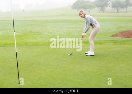 Lady Golfer auf dem Putting green Stockfoto