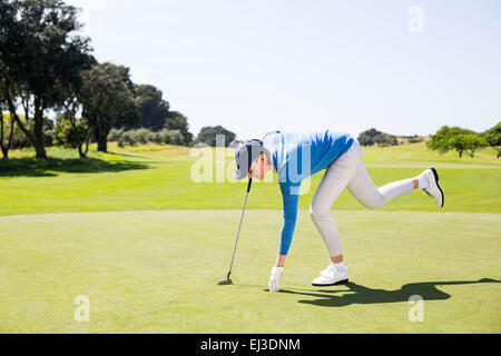 Golfspielerin Abholung Golfball Stockfoto