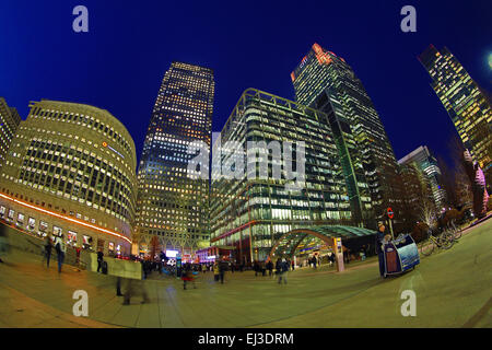 Bürogebäude und Wolkenkratzer, darunter One Canada Square um Canary Wharf an Sonnenuntergang, Isle of Dogs, London, England Stockfoto