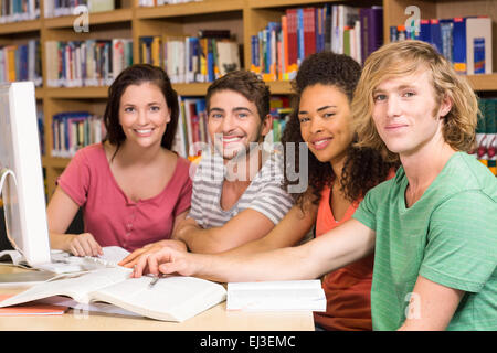 College-Studenten über Computer in der Bibliothek Stockfoto