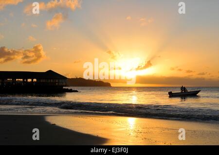 Boot bei Sonnenuntergang in St. Lucia, Karibik Stockfoto