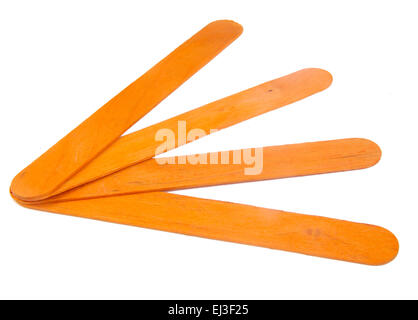 Vier Popsicle Orange Sticks für Kunst und Handwerk auf weißem Hintergrund Stockfoto