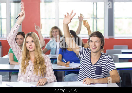Studenten, die Hände im Klassenzimmer Stockfoto