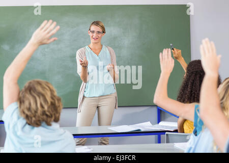 Lehrer unterrichten Schüler in der Klasse Stockfoto