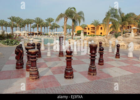 Große hölzerne Schachspiel von Hotelschwimmbad in Stalla Makadi Beach Hotel Hurghada Ägypten Stockfoto