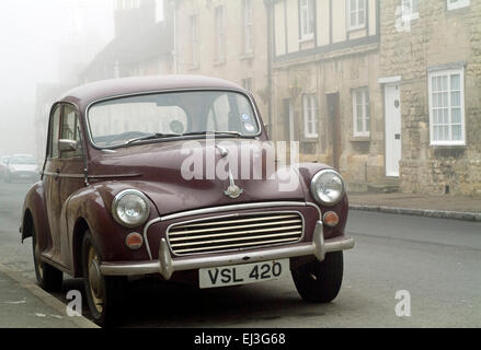 Straßenszene Nebel mit Oldtimer in Winchcombe Cotswolds England UK Europa Stockfoto