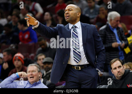 Philadelphia, Pennsylvania, USA. 20. März 2015. New York Knicks Trainer Derek Fisher leitet sein Team während der NBA-Spiel zwischen den New York Knicks und die Philadelphia 76ers im Wells Fargo Center in Philadelphia, Pennsylvania. Bildnachweis: Cal Sport Media/Alamy Live-Nachrichten Stockfoto