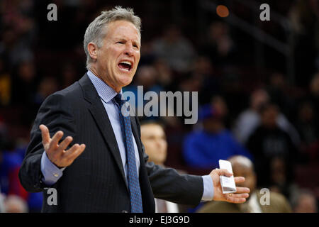 Philadelphia, Pennsylvania, USA. 20. März 2015. Philadelphia 76ers Cheftrainer Brett Brown auf die Aufforderung der Sprungball während der NBA-Spiel zwischen den New York Knicks und die Philadelphia 76ers im Wells Fargo Center in Philadelphia, Pennsylvania reagiert. Bildnachweis: Cal Sport Media/Alamy Live-Nachrichten Stockfoto